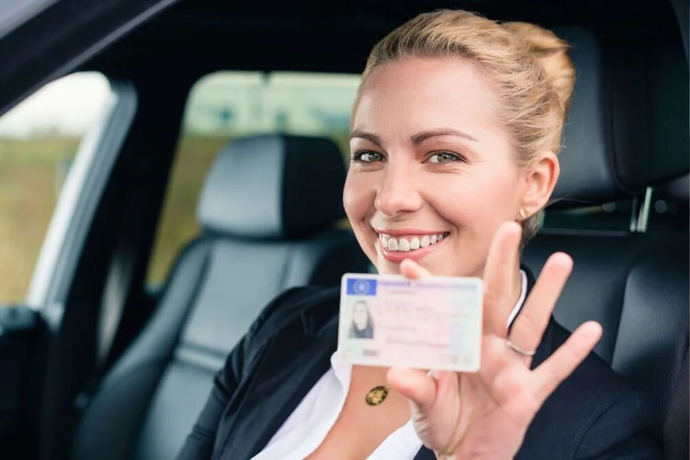 mujer mostrando carnet conducir ventanilla coche