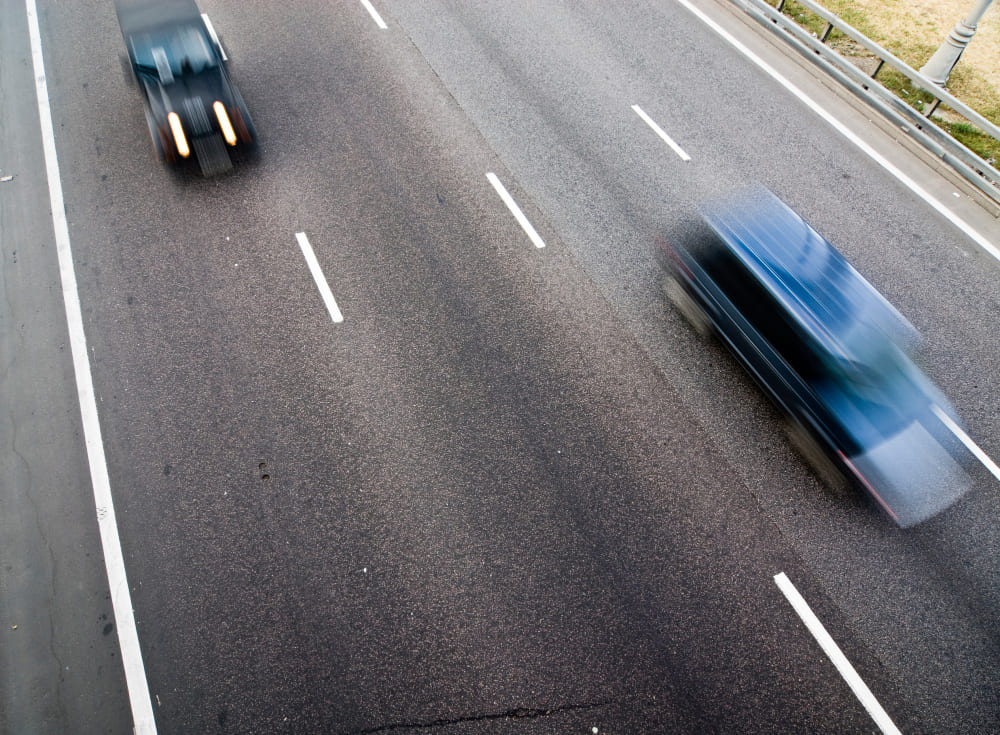 coches en movimiento sobre autopista vacia