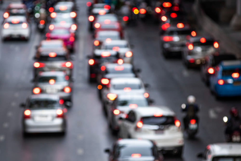 trafico denso con varios vehiculos en una via urbana