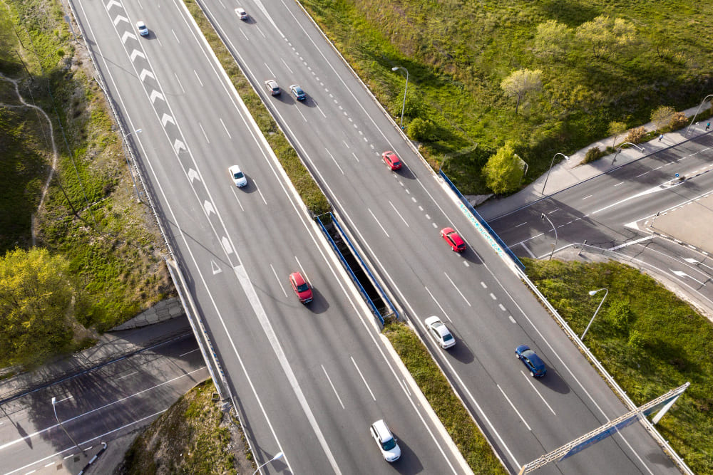 vista aerea de autopista con coches y vegetacion alrededor