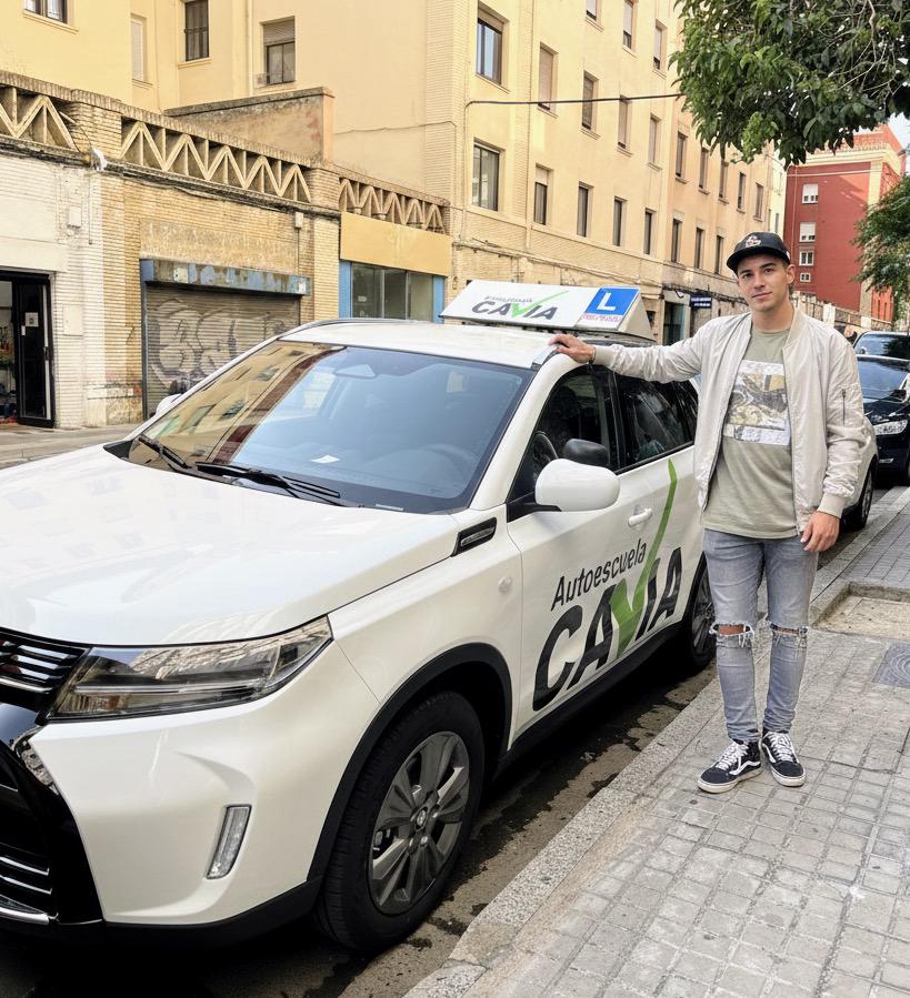 alumno junto al coche de autoescuela cavia alumno junto al coche de autoescuela cavia