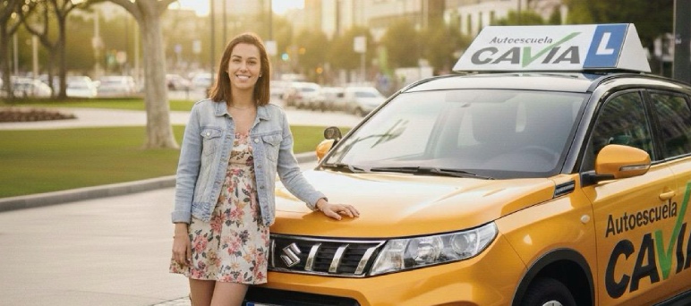 alumna al lado del coche de la autoescuela