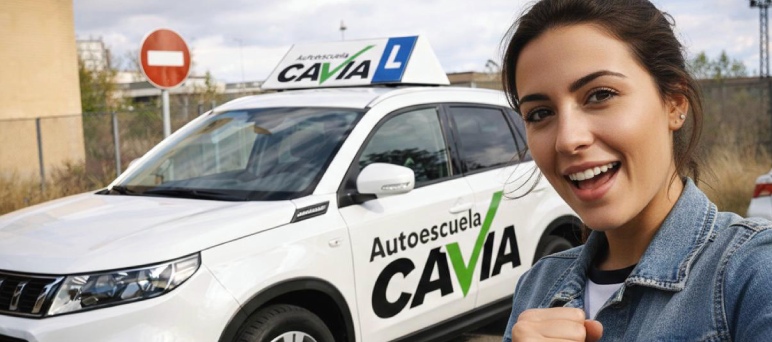 alumna junto a coche de la autoescuela