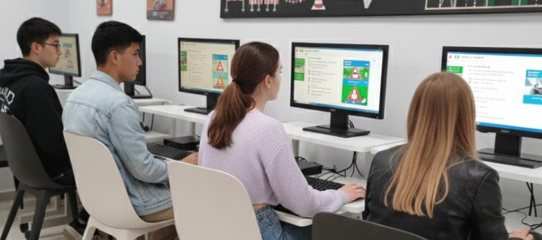 alumnos en clase de autoescuela