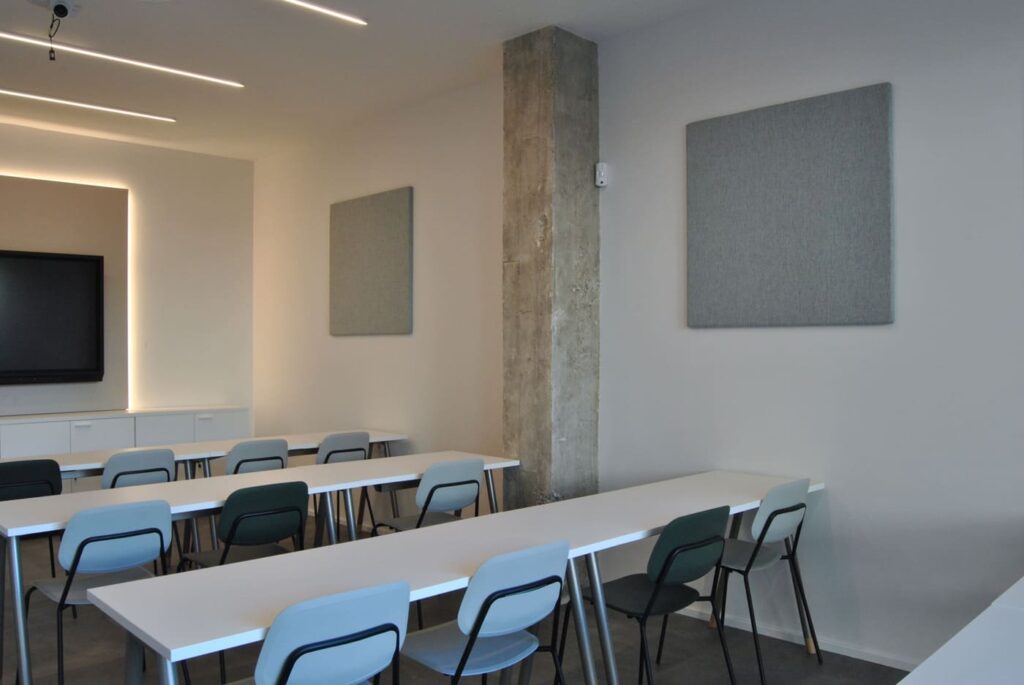sala de la autoescuela con silas y mesas